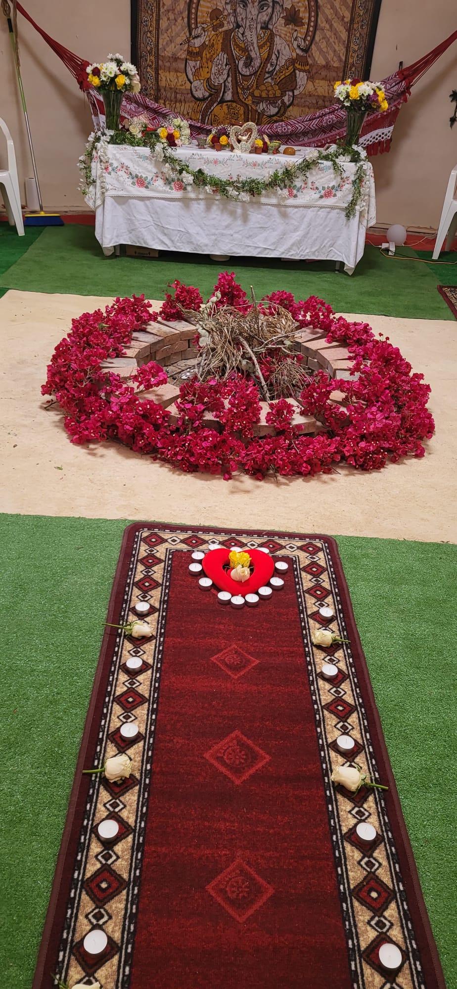 Altar ceremonial con flores, velas y camino ritual