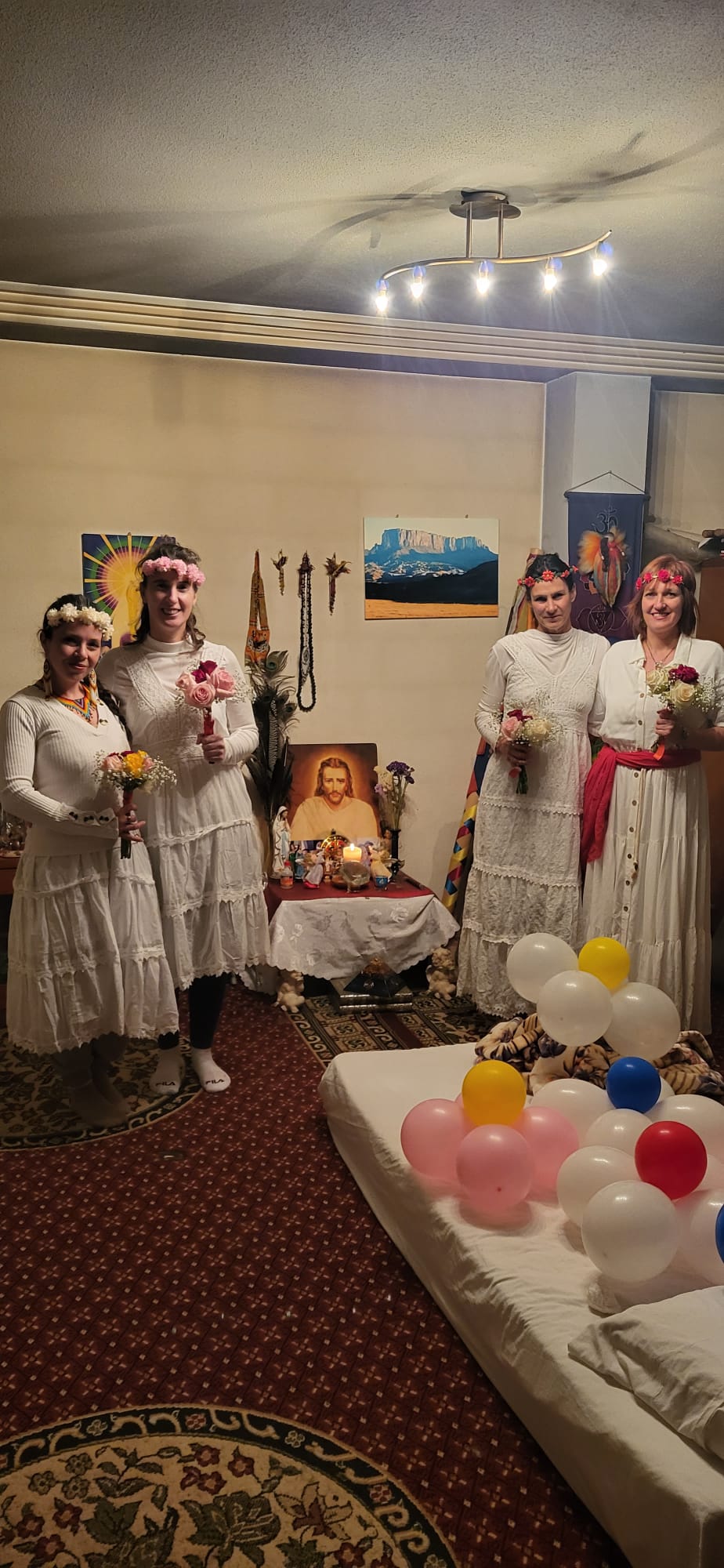 Participantes en ceremonia de renacimiento con flores y vestidos blancos